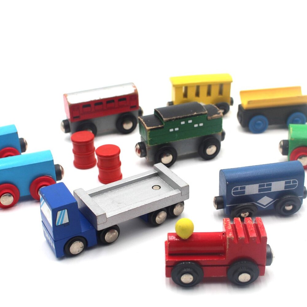 Lot of 10 Vintage Wooden Train Cars Green Red Yellow Blue W/ Magnets & 2 Barrels